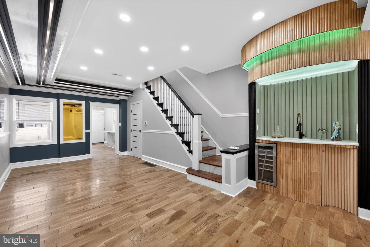 2046 Dennie Street photo 6