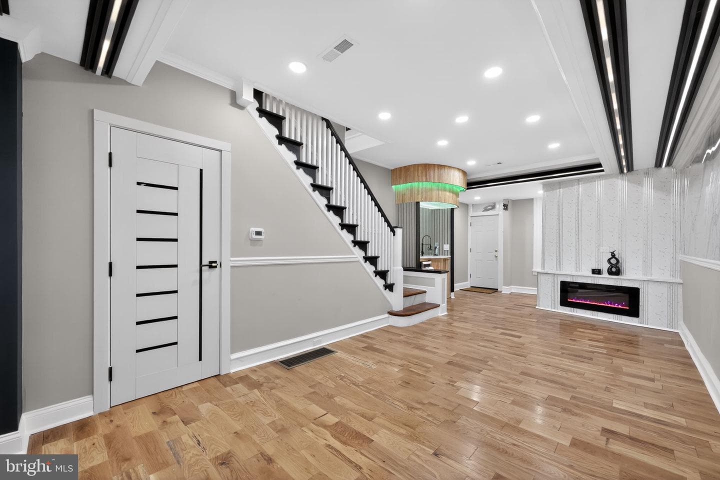 2046 Dennie Street photo 8