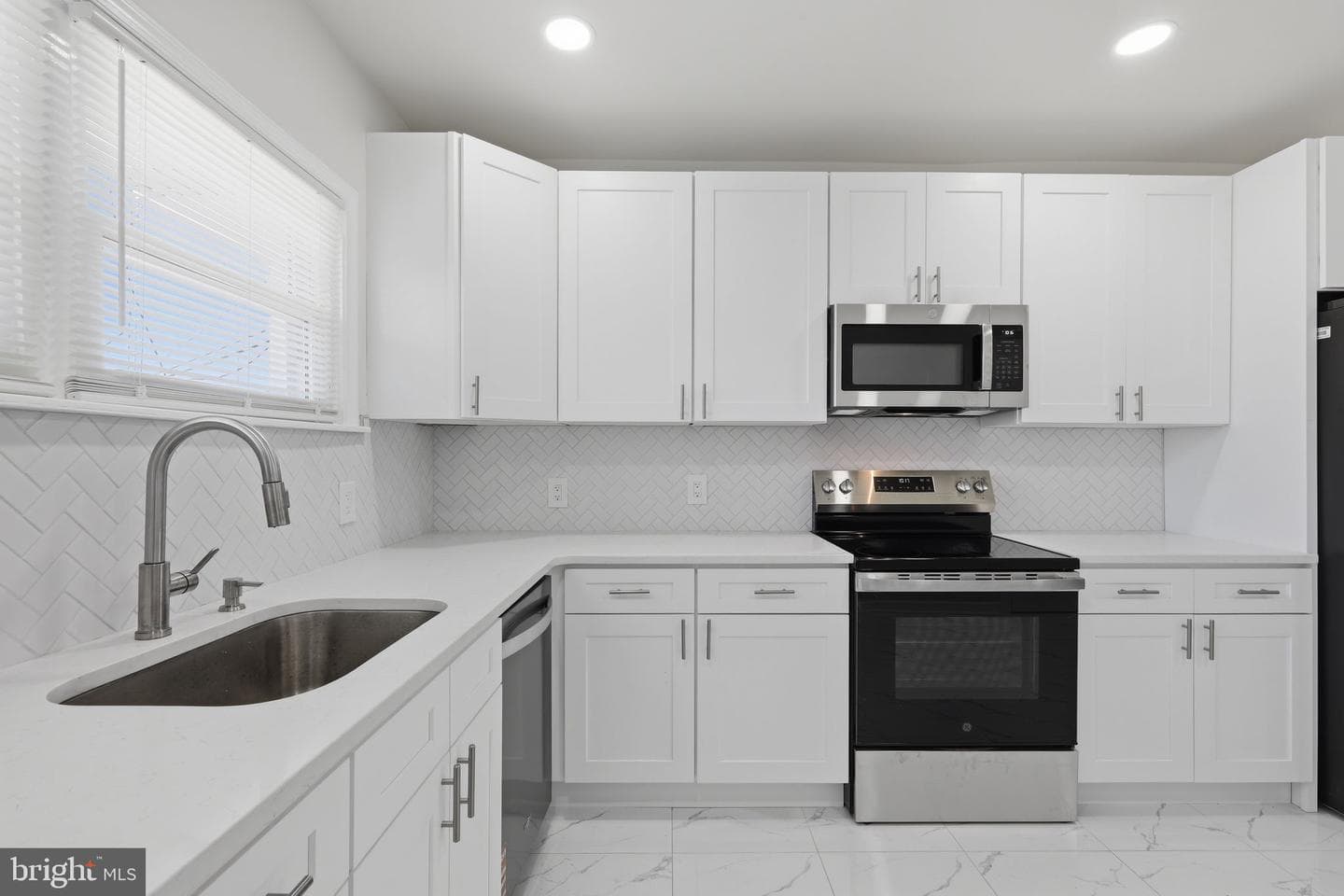 1916 W Nedro Avenue photo 11