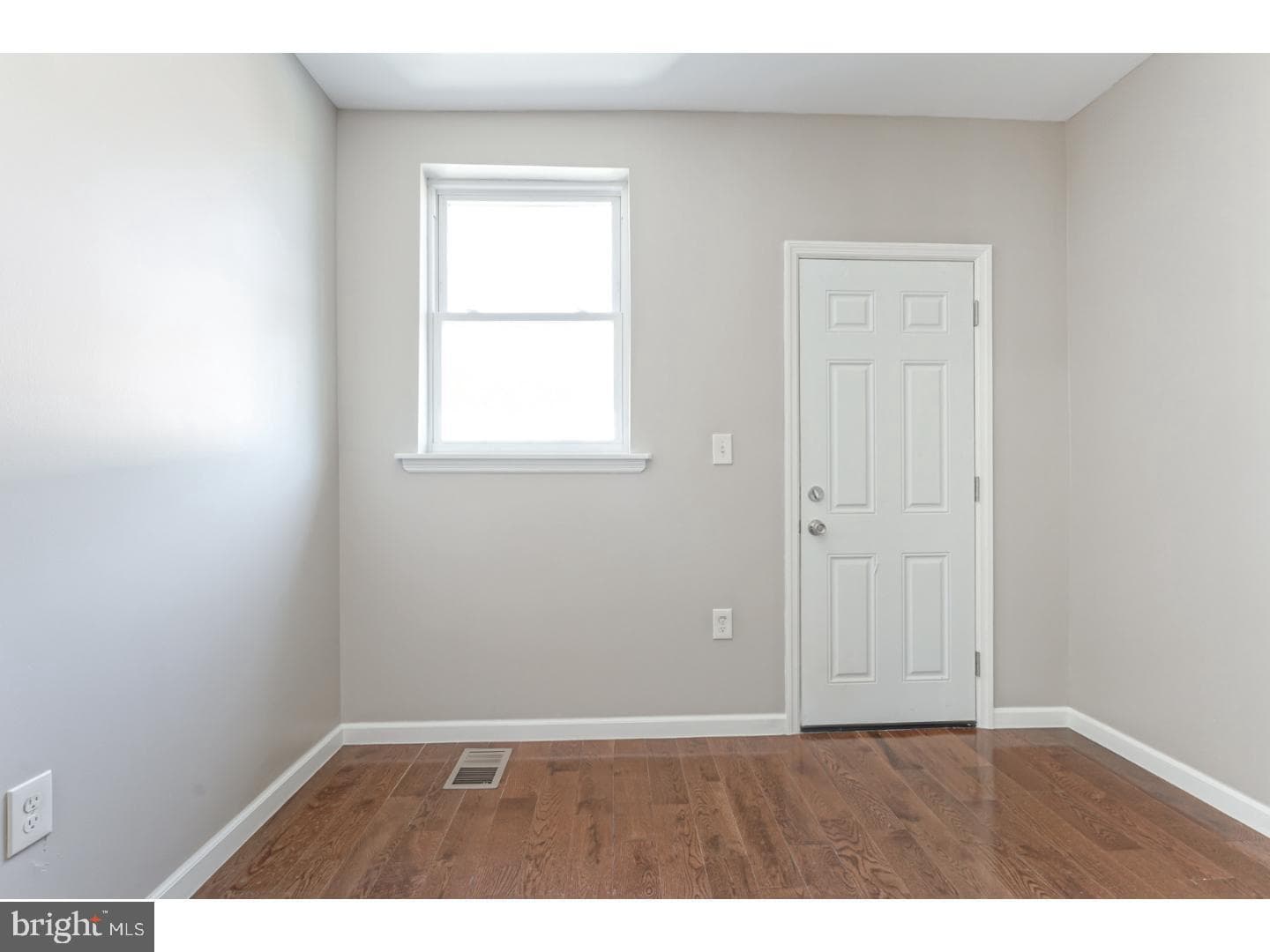 2118 S Lambert Street photo 11