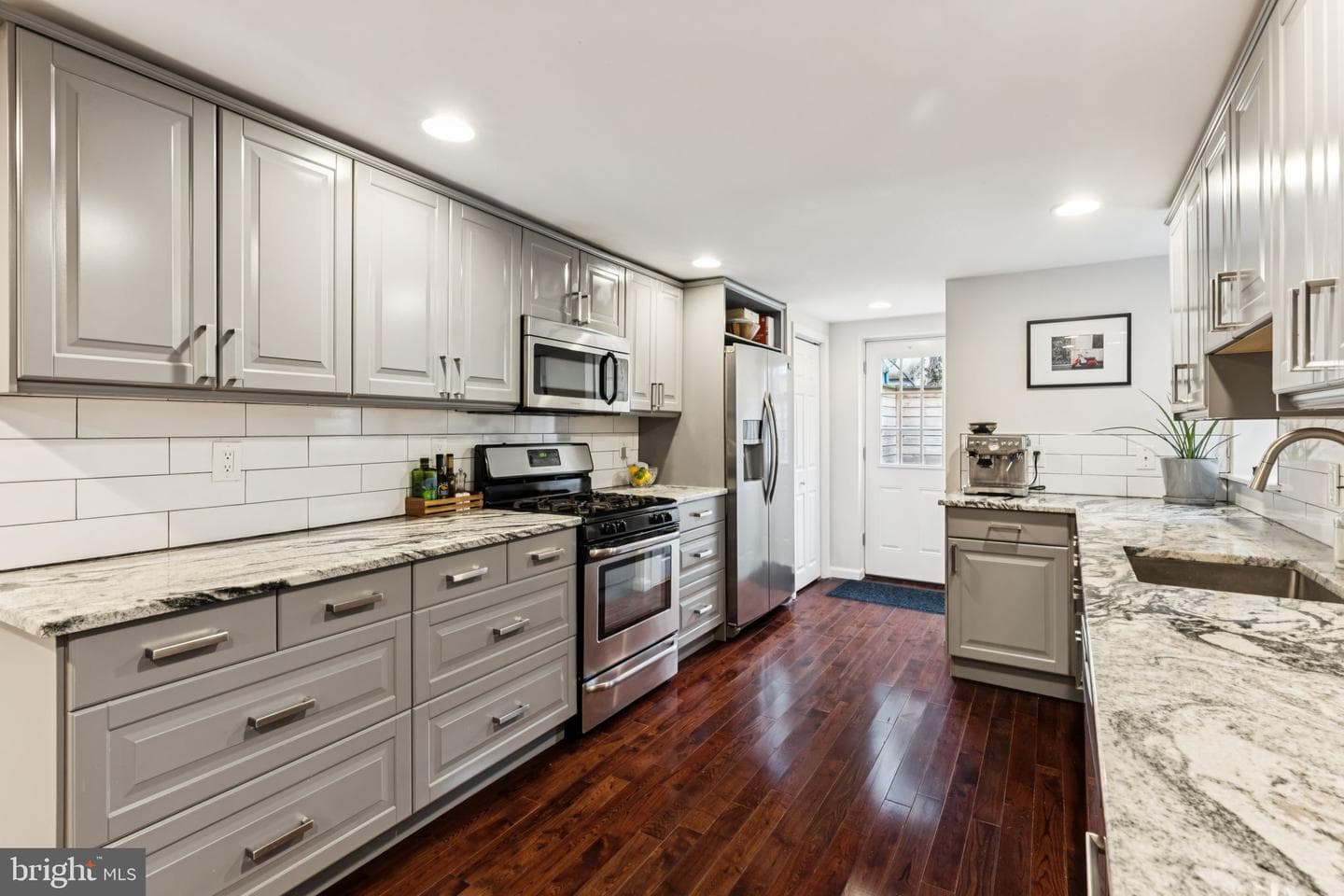 412 Dickinson Street photo 8