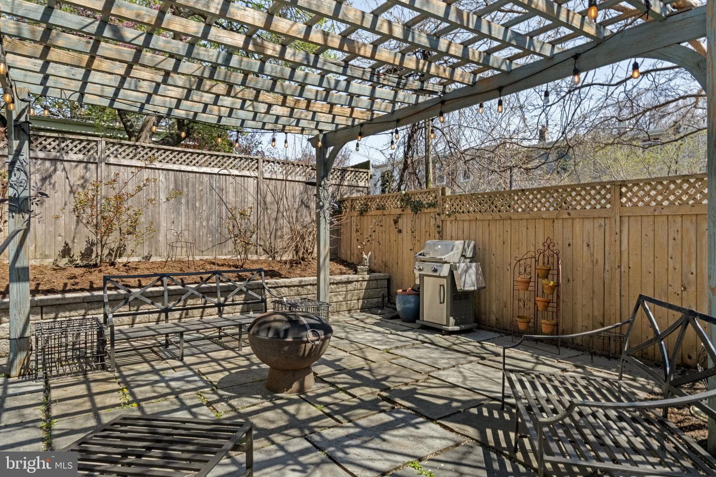 3534 Ainslie Street photo 100