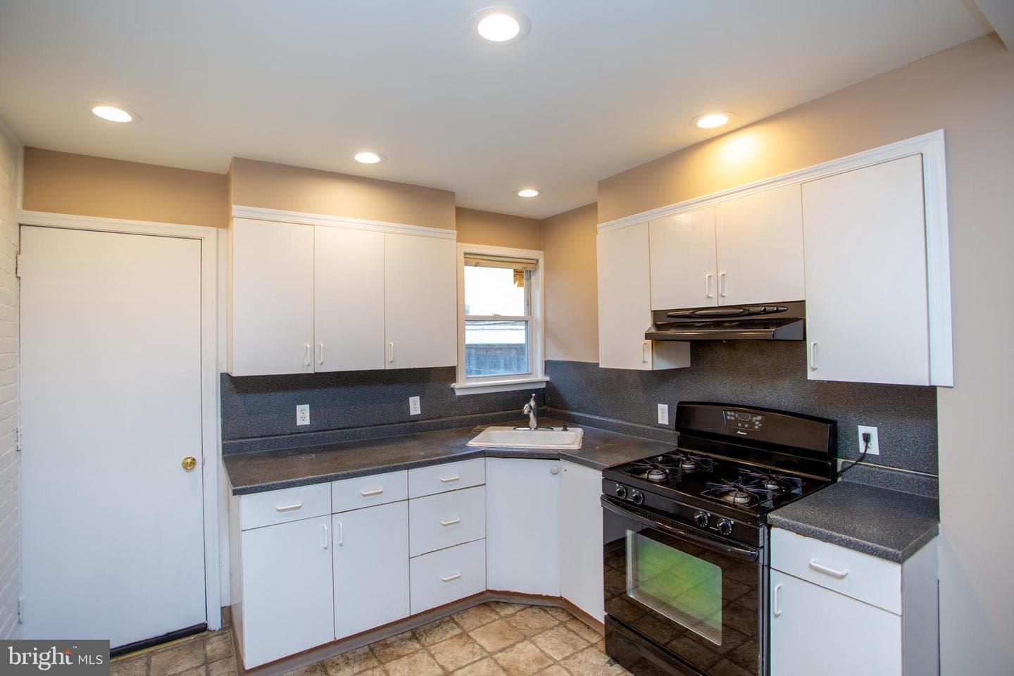 2418 S Alder Street photo 9