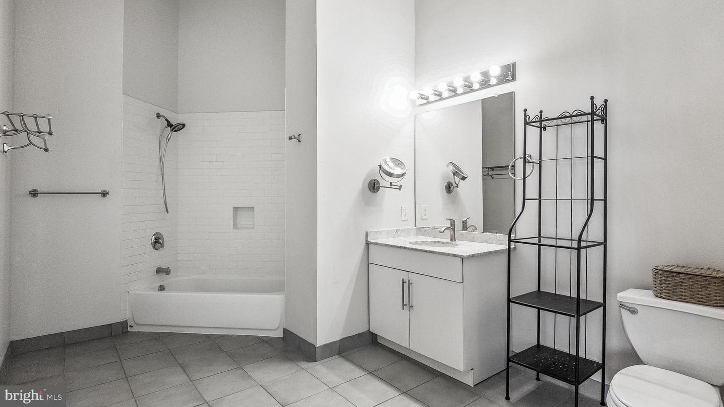 2200 Arch Street #711 photo 24