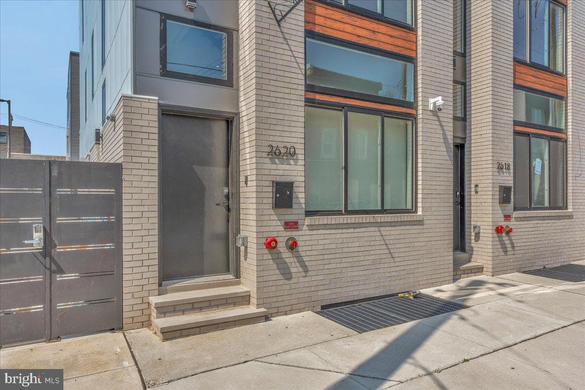 2620 E Hagert Street photo 29