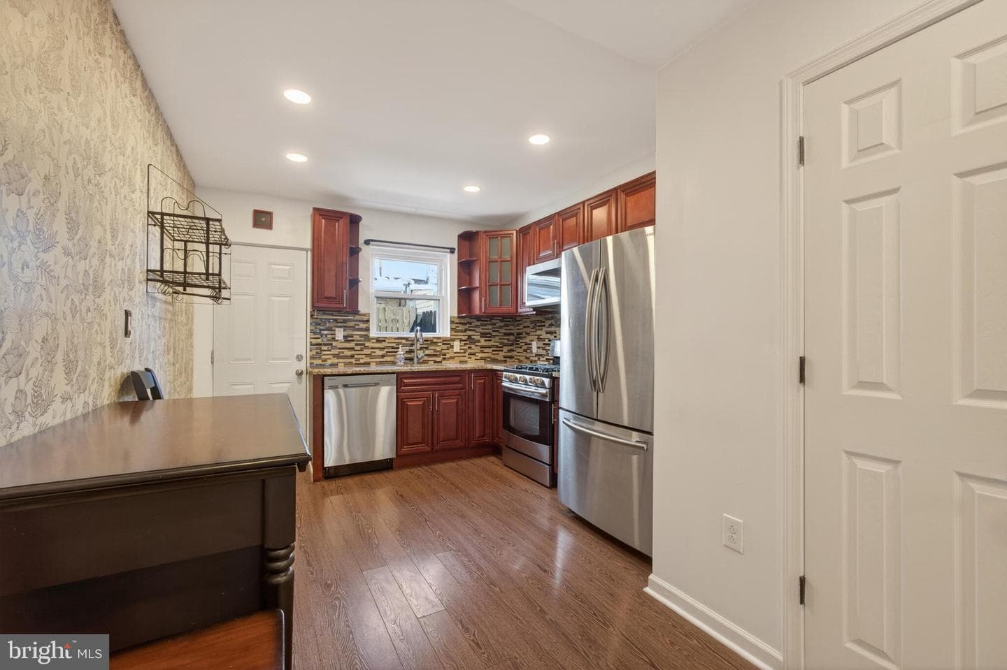2211 E Harold Street photo 4