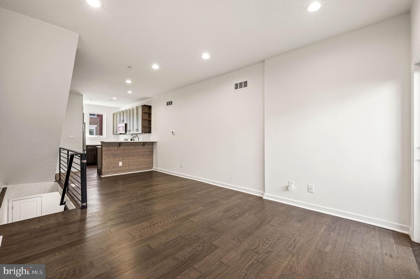2045 Watkins Street photo 3