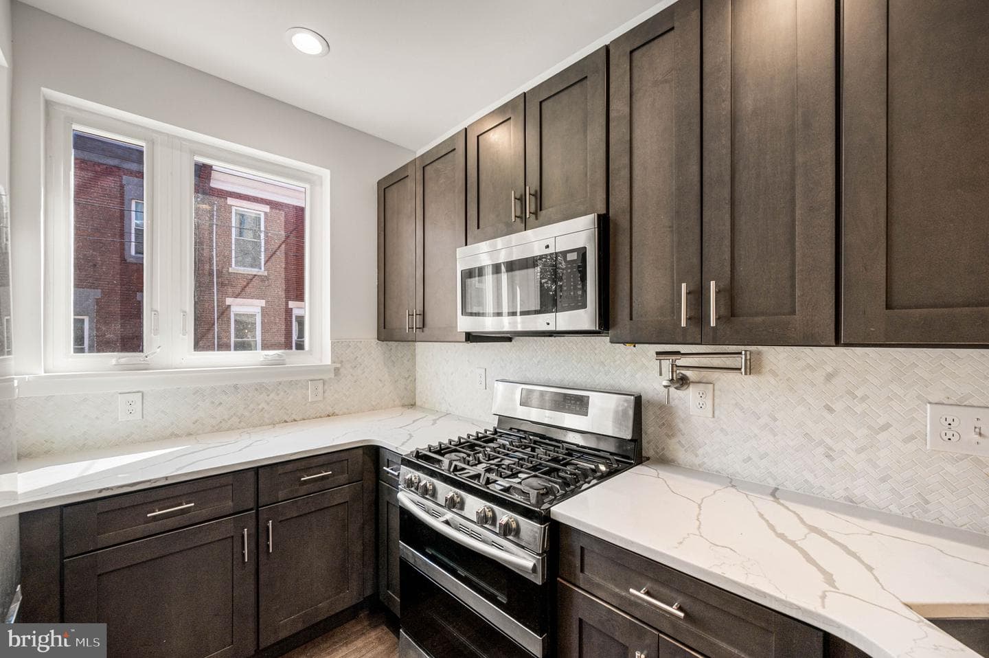 2045 Watkins Street photo 4