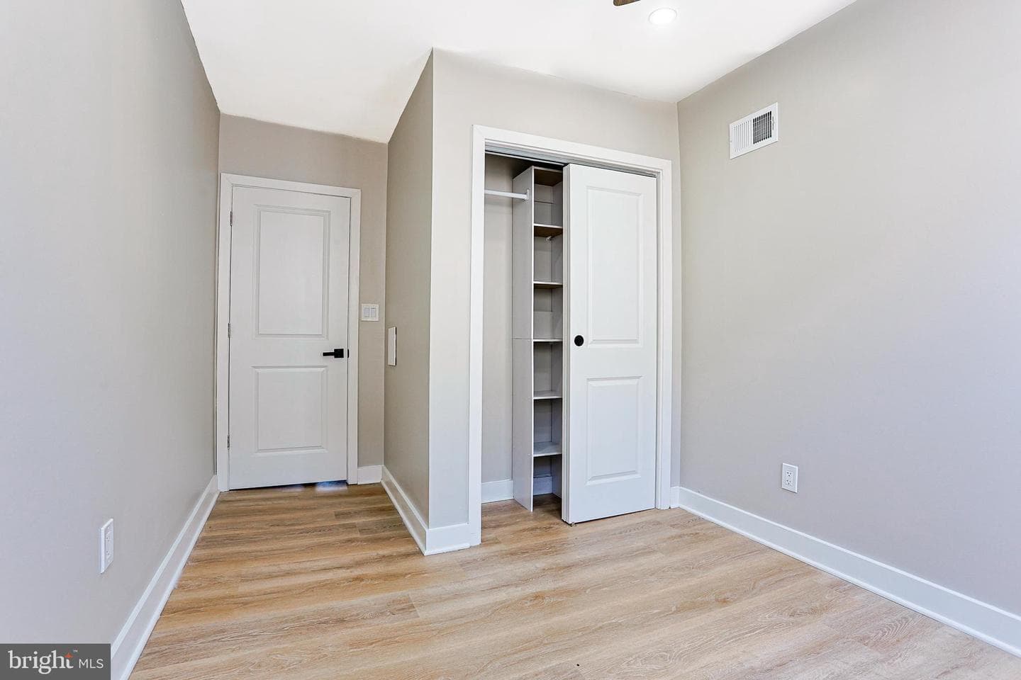 2129 E Tioga Street photo 17