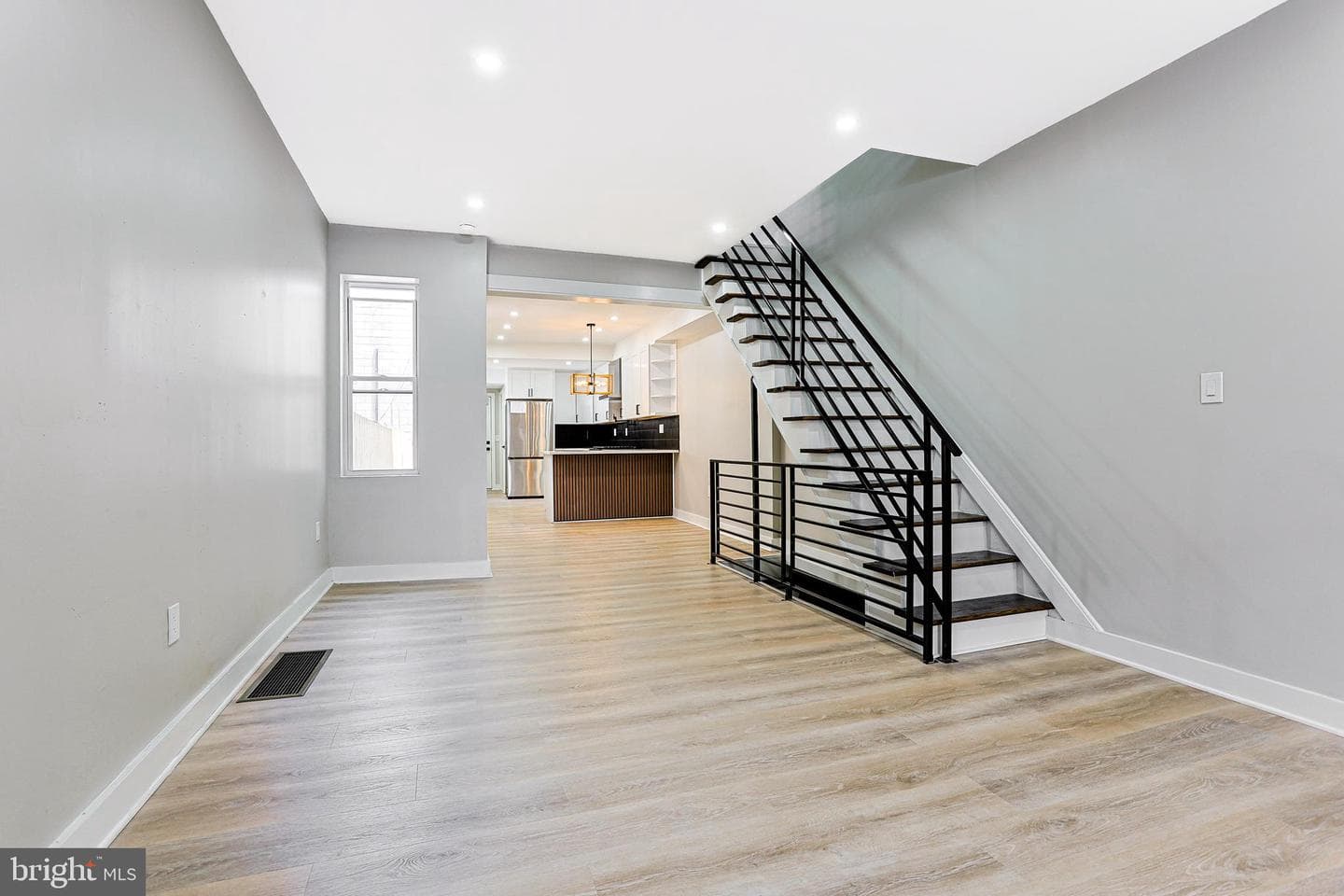 2129 E Tioga Street photo 8