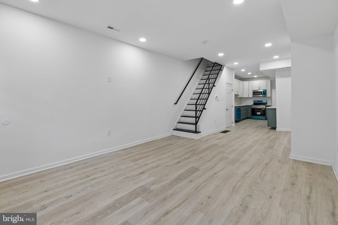 21 E Silver Street photo 7