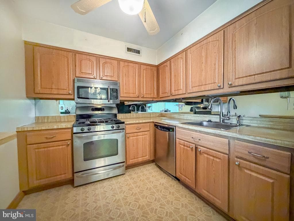 44303 Delaire Landing Road #303 photo 11