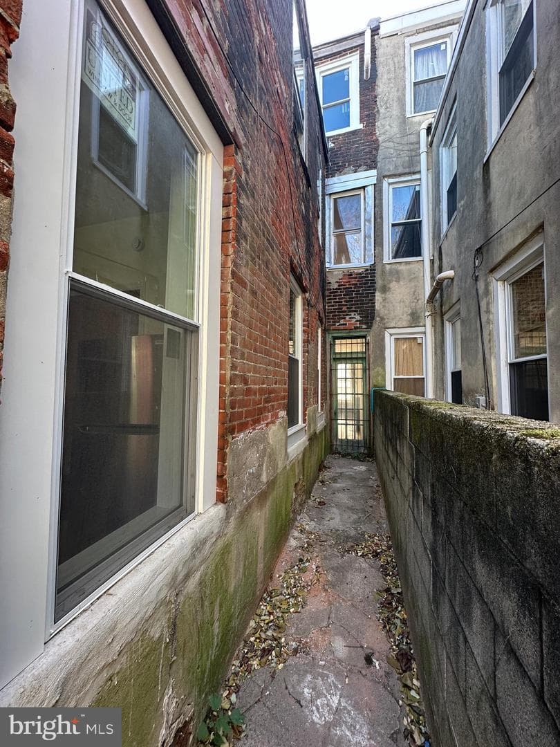 1607 Wharton Street photo 40