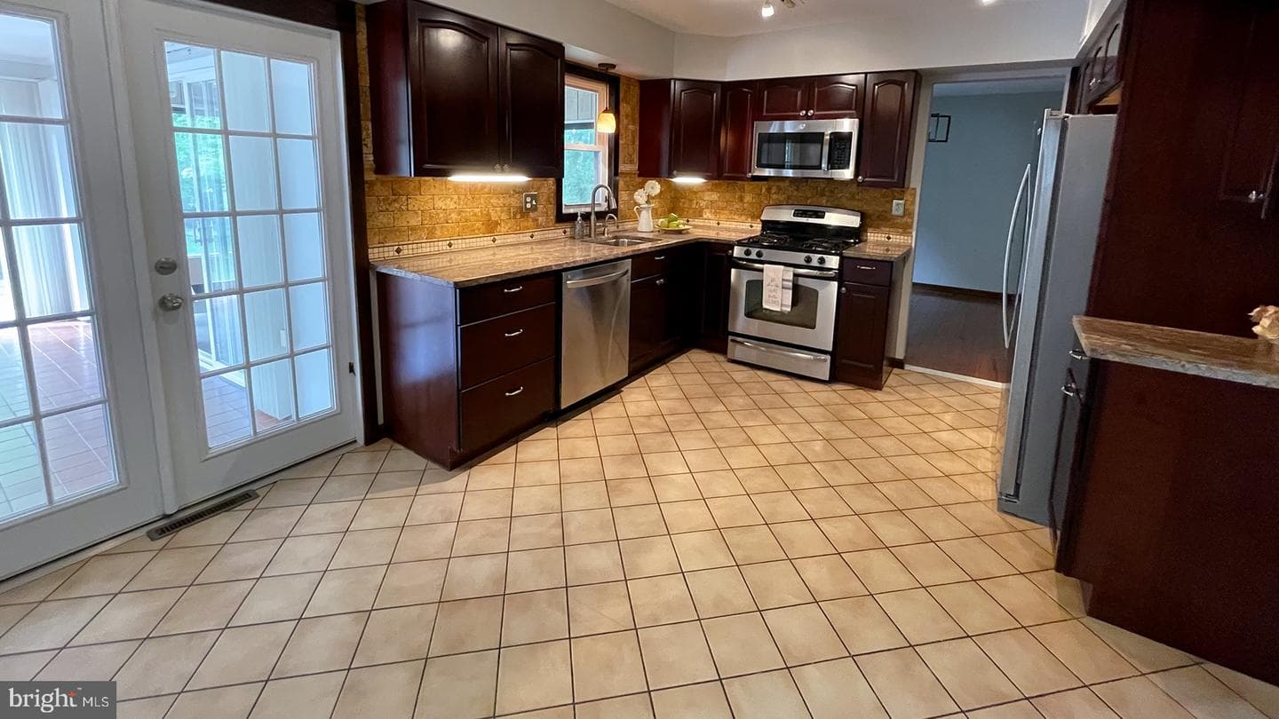 924 Clyde Lane photo 3