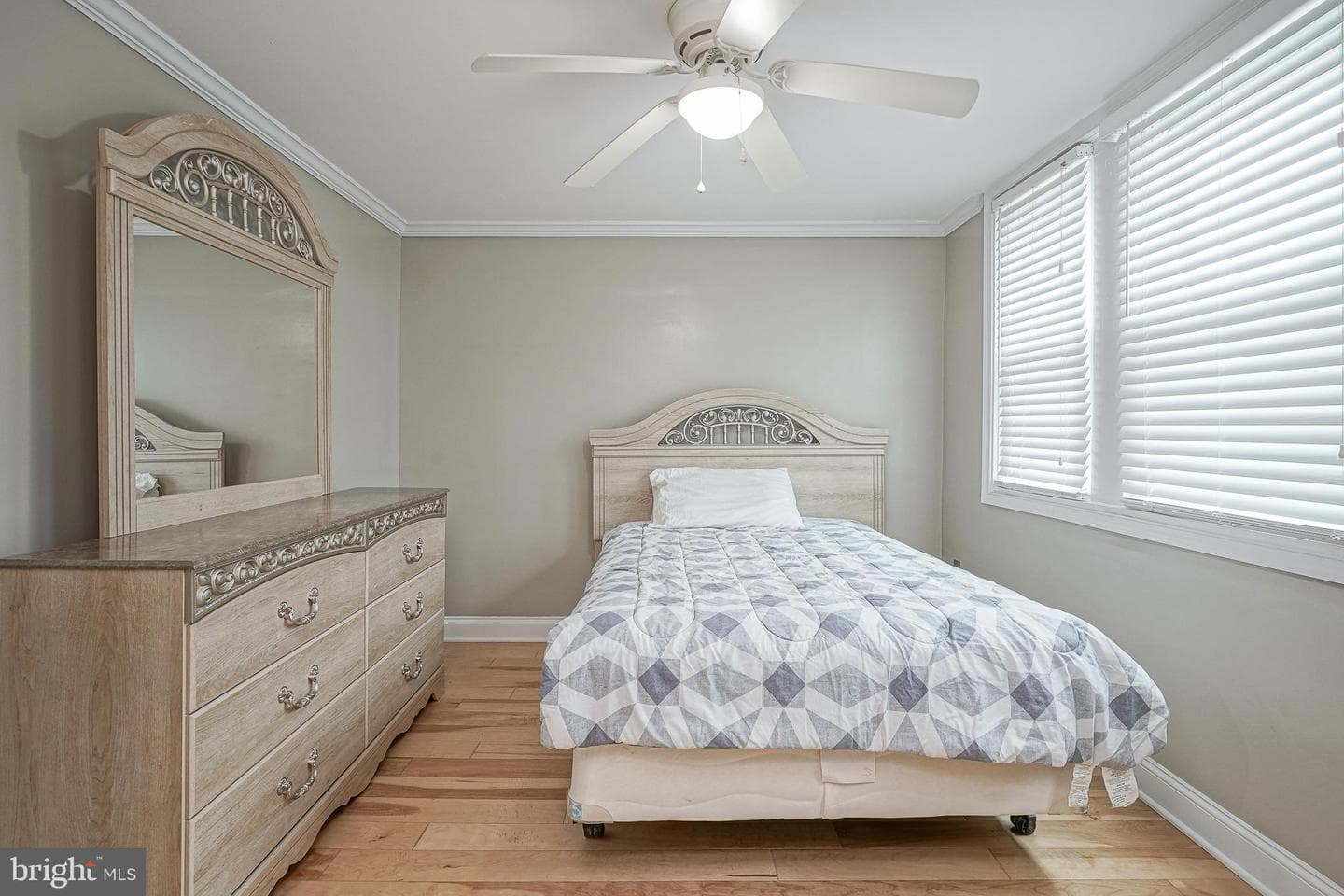 1208 W Oregon Avenue photo 10
