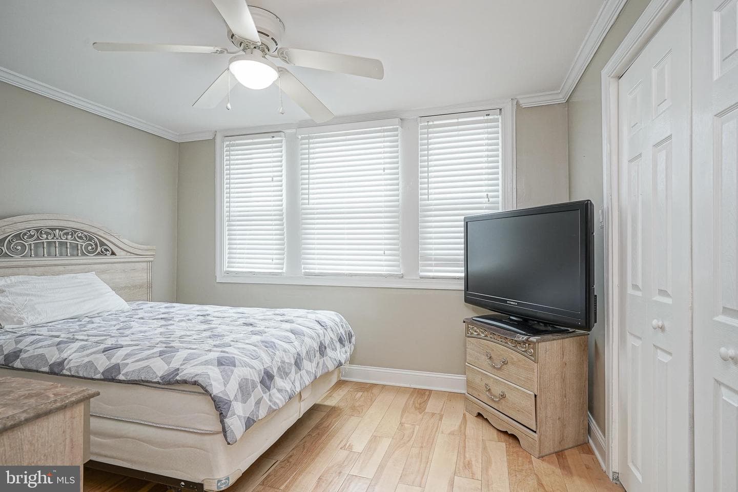 1208 W Oregon Avenue photo 11