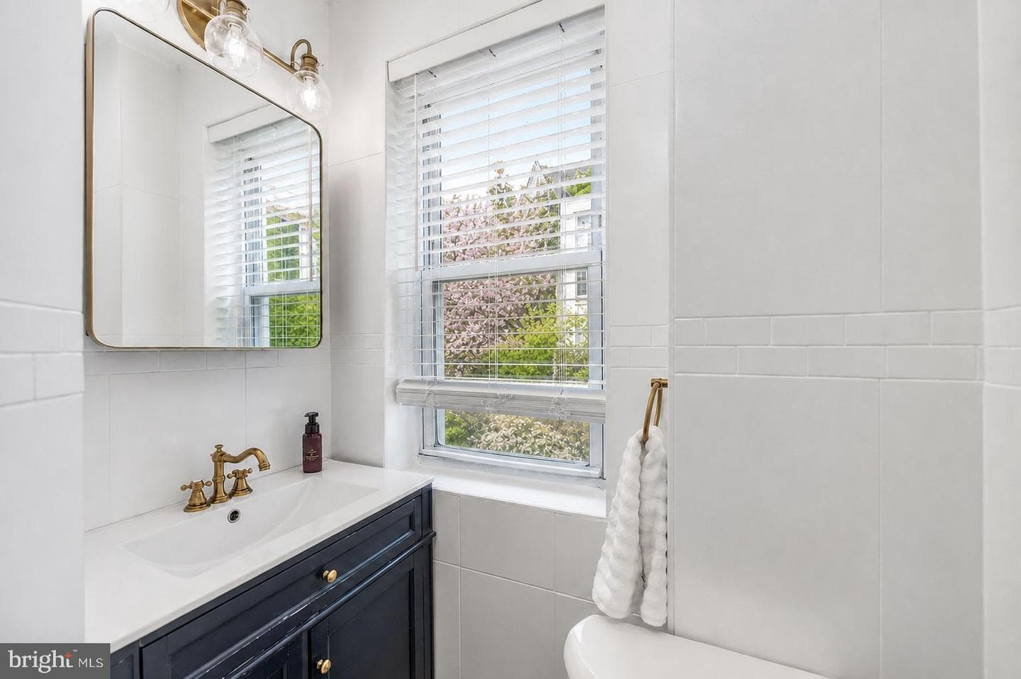 566 Martin Street photo 24