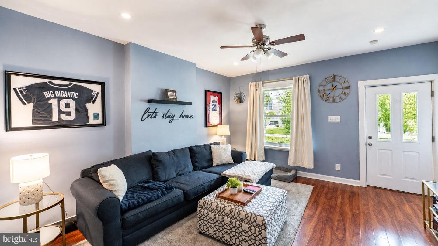 566 Martin Street photo 4