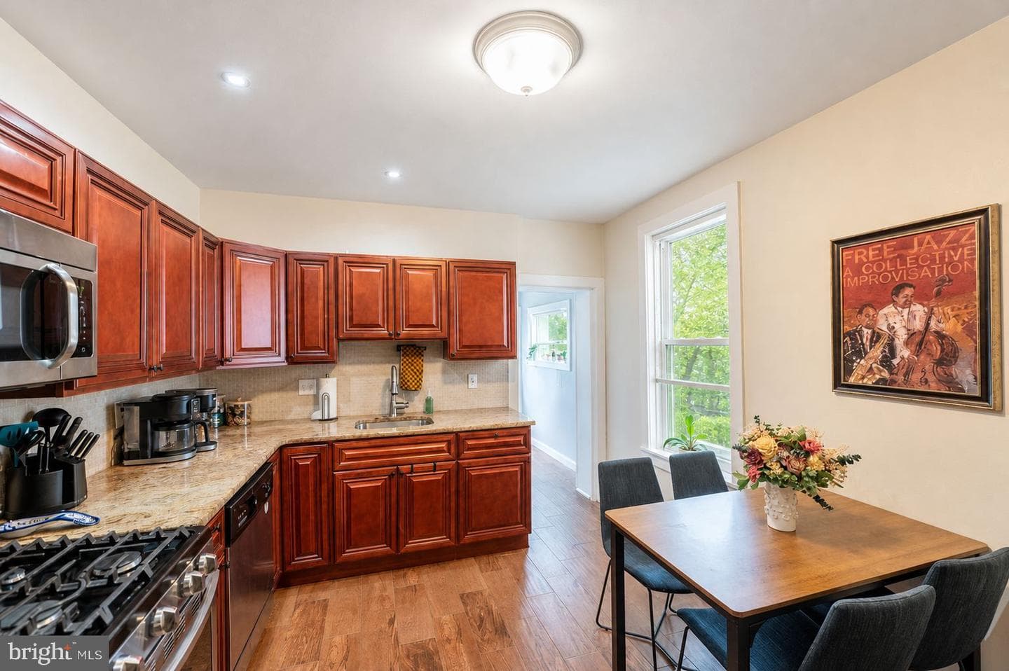 566 Martin Street photo 7