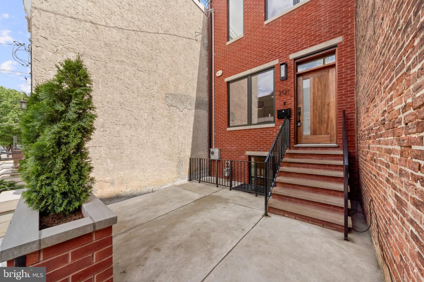 2121 E Sergeant Street photo 4