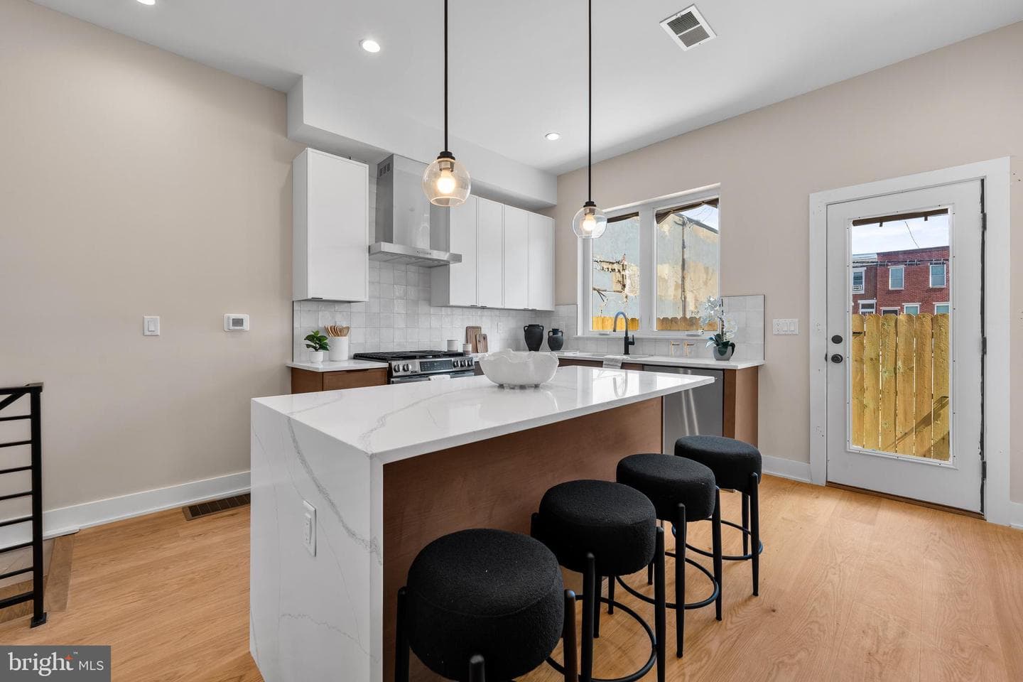 909 Emily Street photo 6