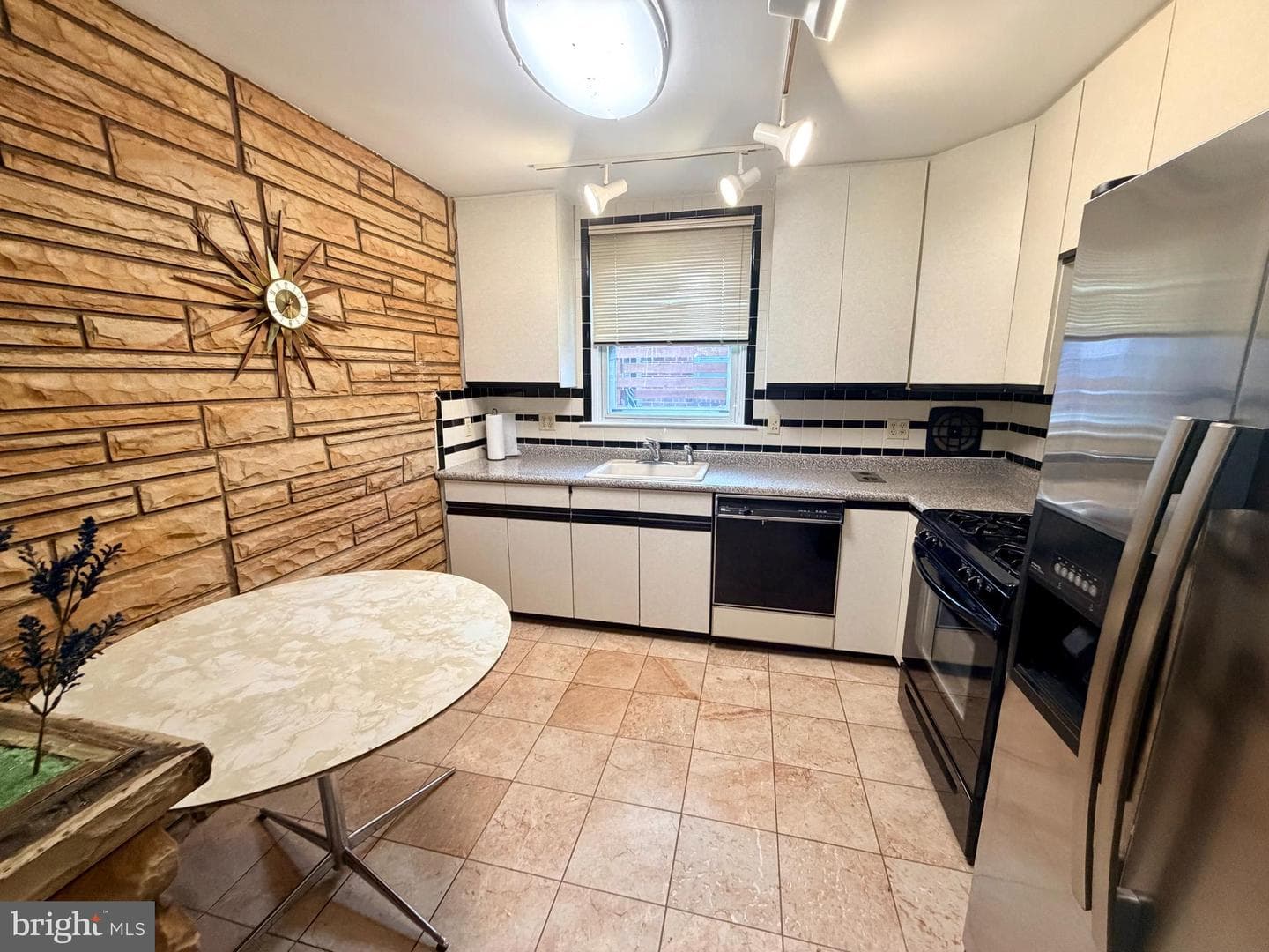 1621 Strahle Street photo 12