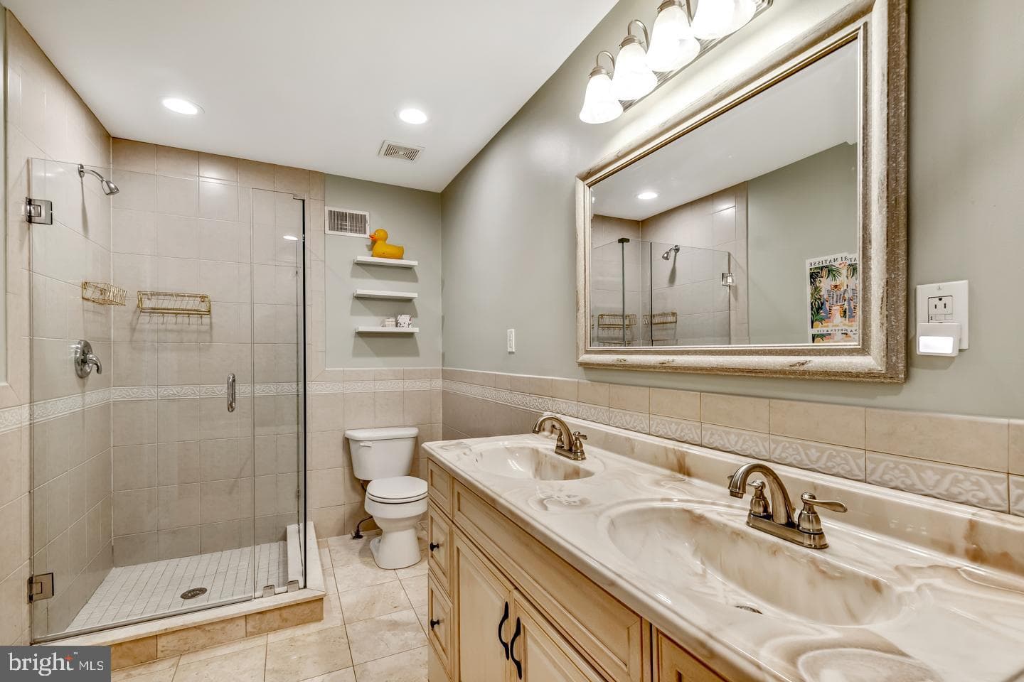 2404 Catharine Street photo 24