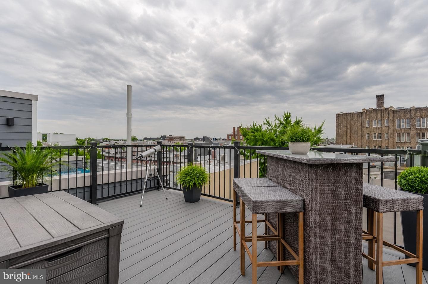 2404 Catharine Street photo 40