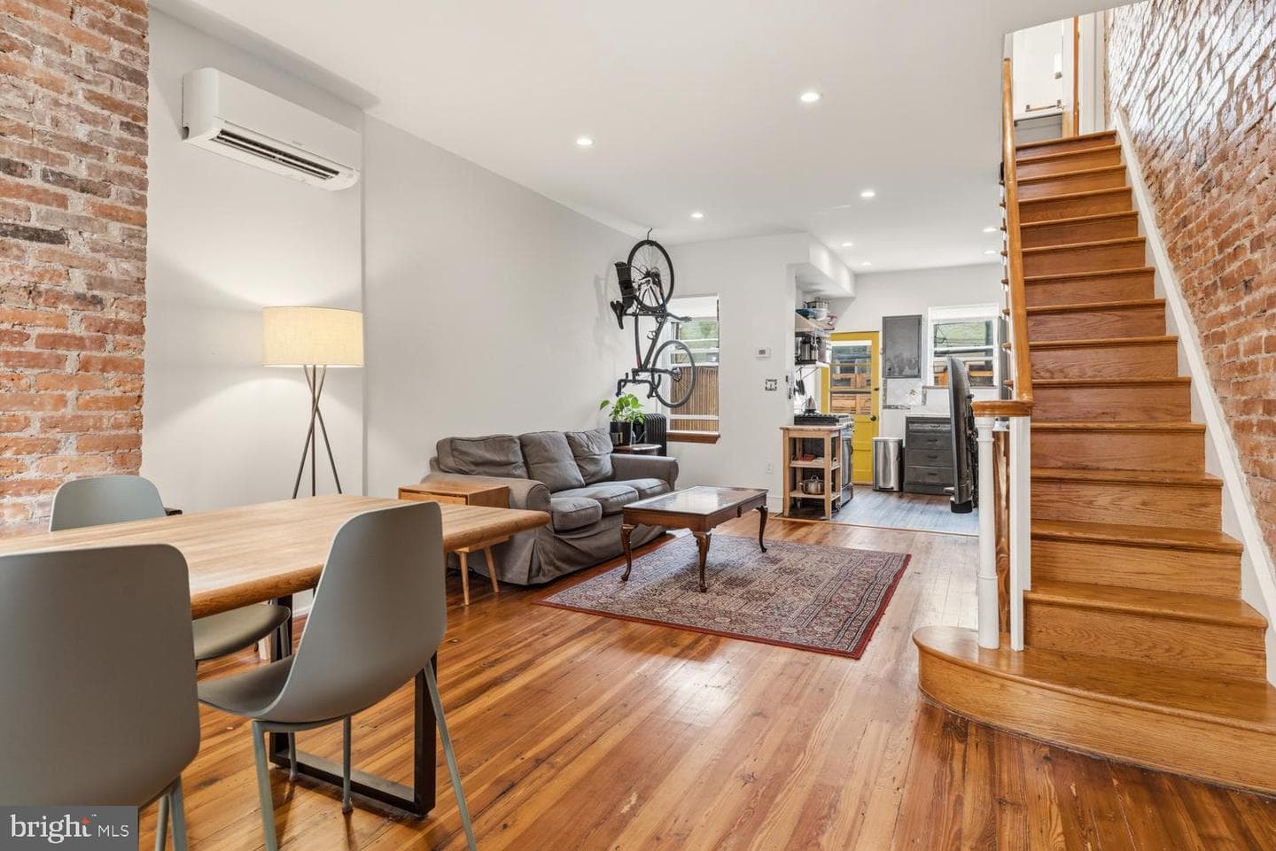 1835 Daly Street photo 3