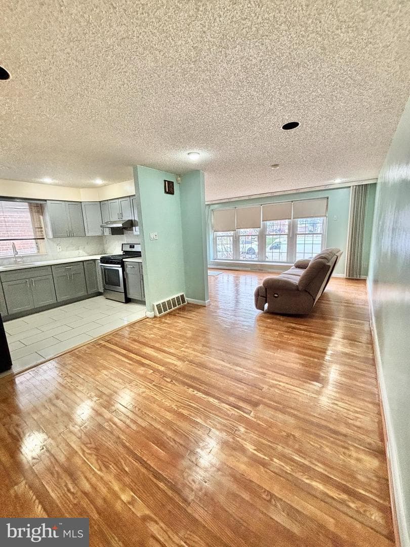 1827 Arnold Street photo 7