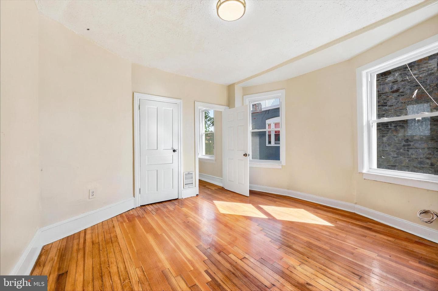 51 E High Street photo 17