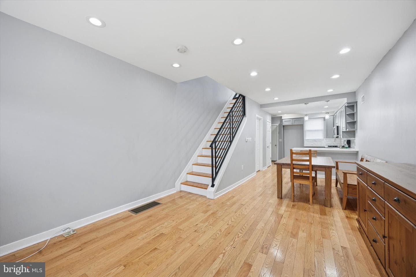 2036 N Darien Street photo 3