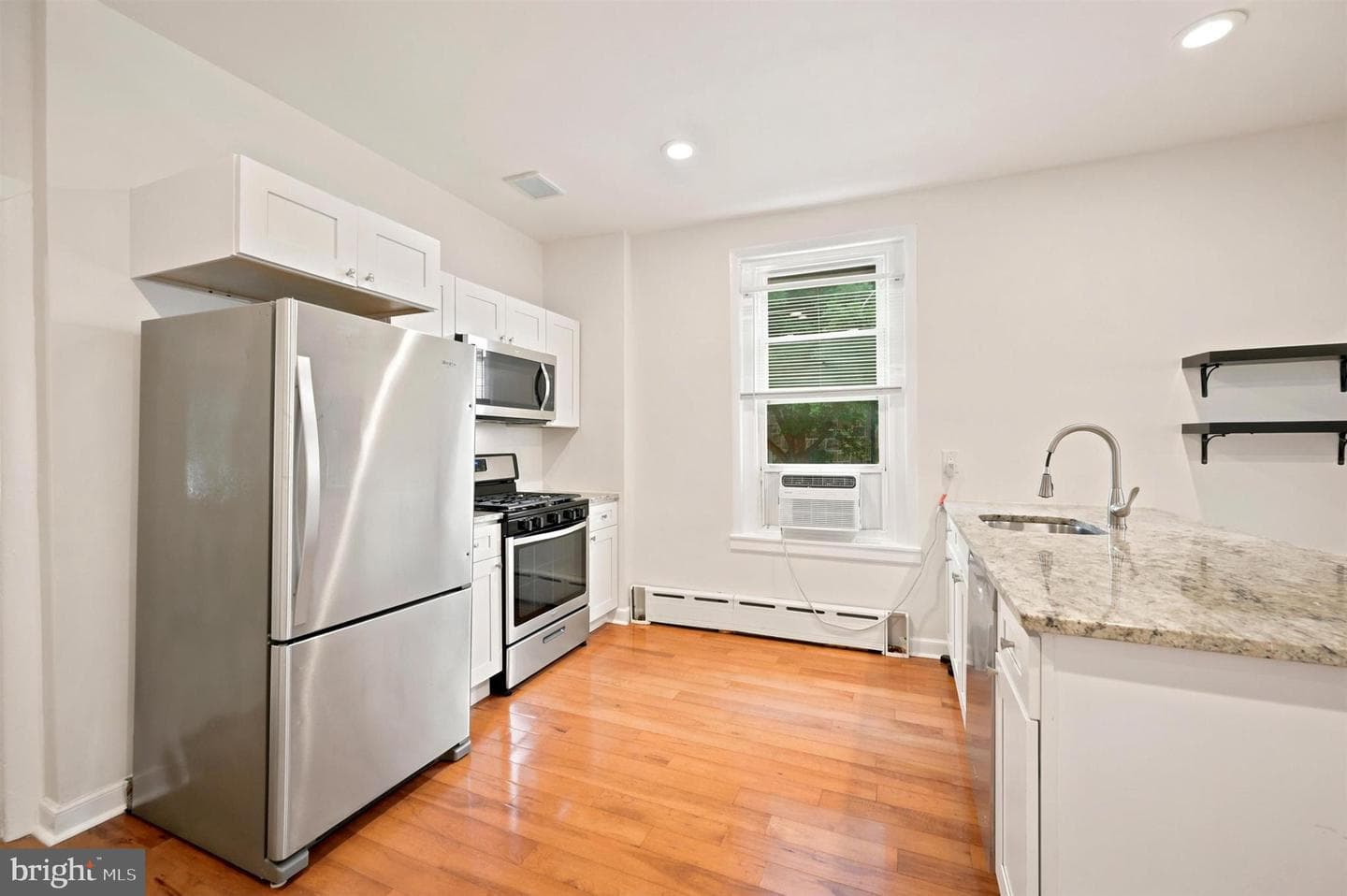 114 W Salaignac St photo 7