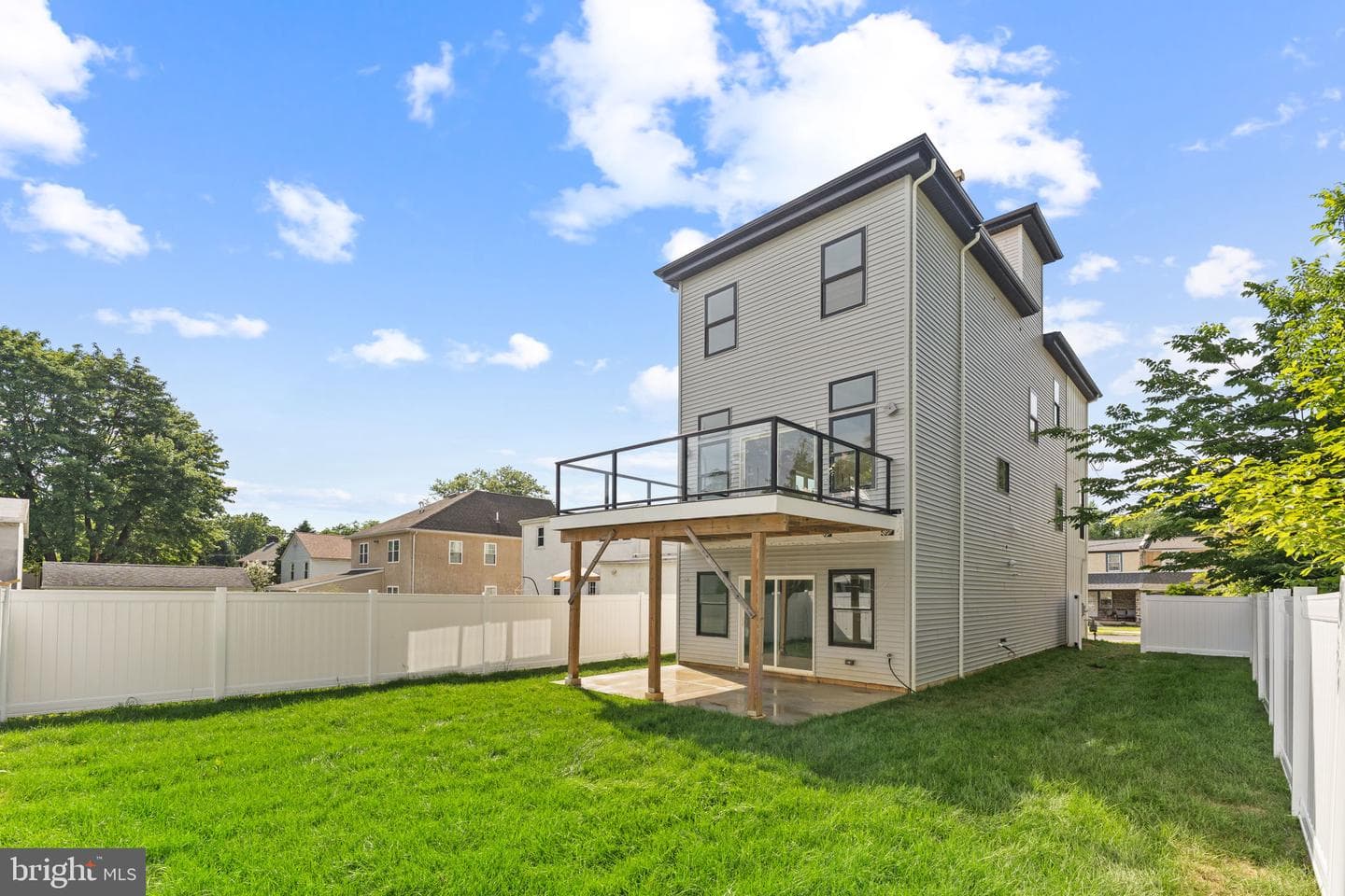 469 Aurania Street photo 4