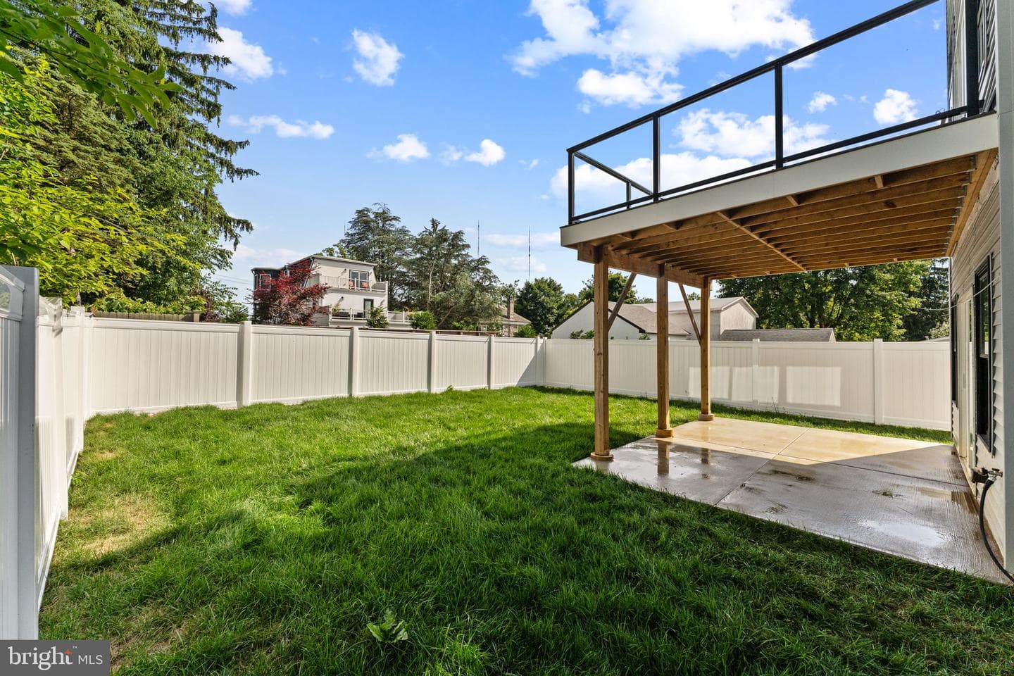 469 Aurania Street photo 5