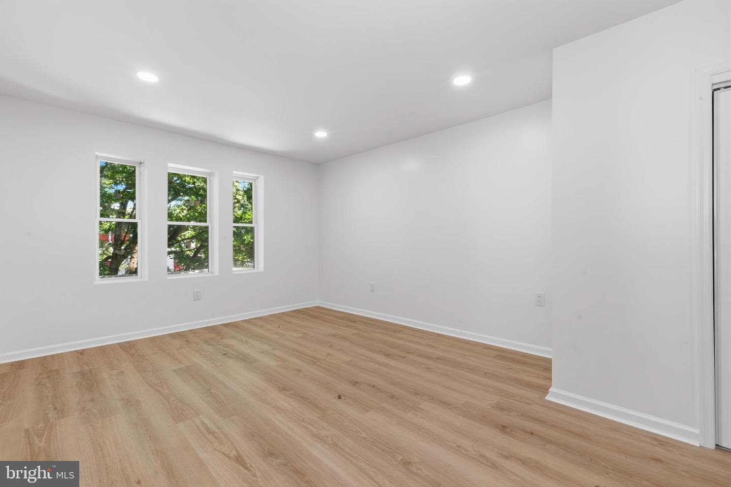 83 W Sharpnack Street photo 22