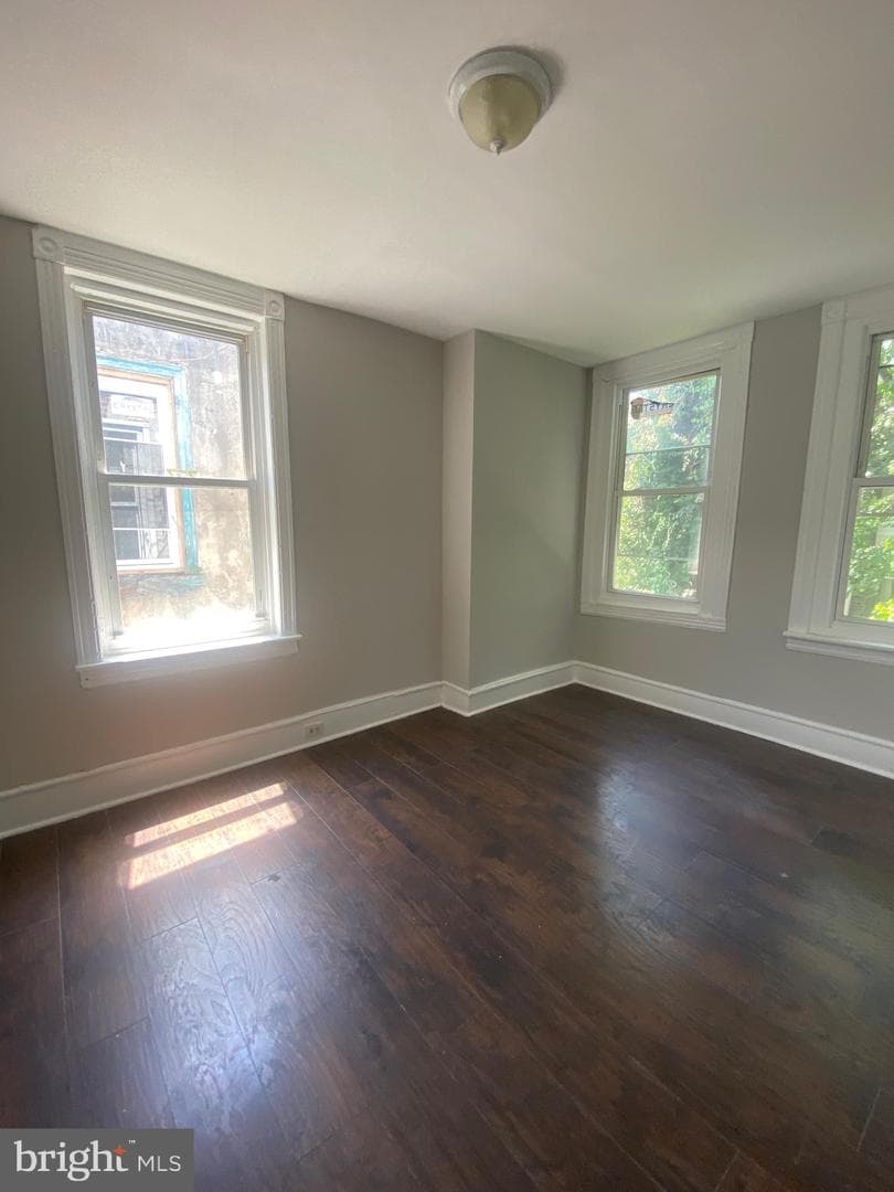 139 W Hansberry Street photo 32