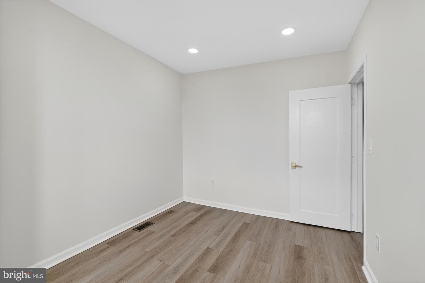 896 Brill Street photo 24
