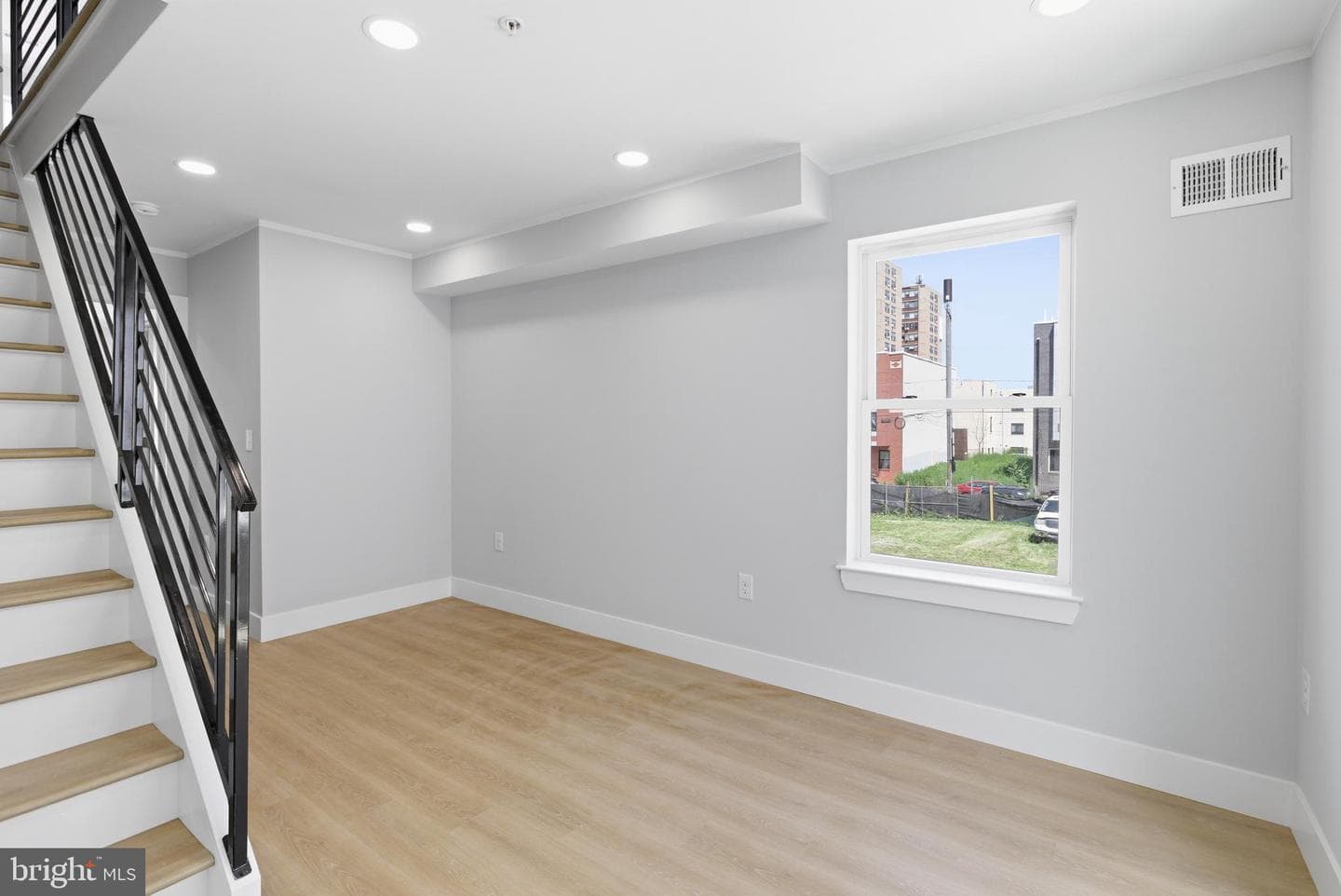 1511 W Flora Street photo 18