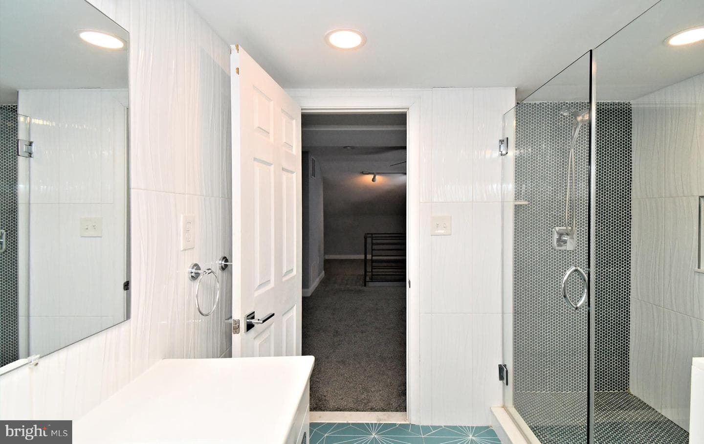 260 Roxborough Avenue photo 37