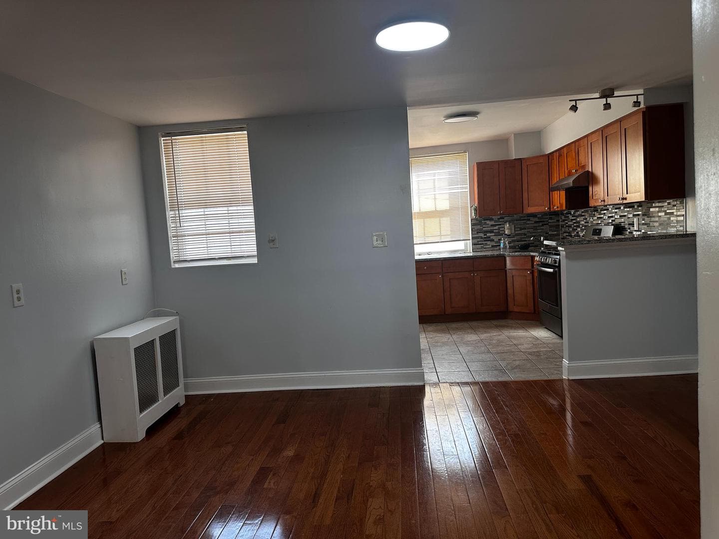 574 E Cheltenham Avenue photo 3