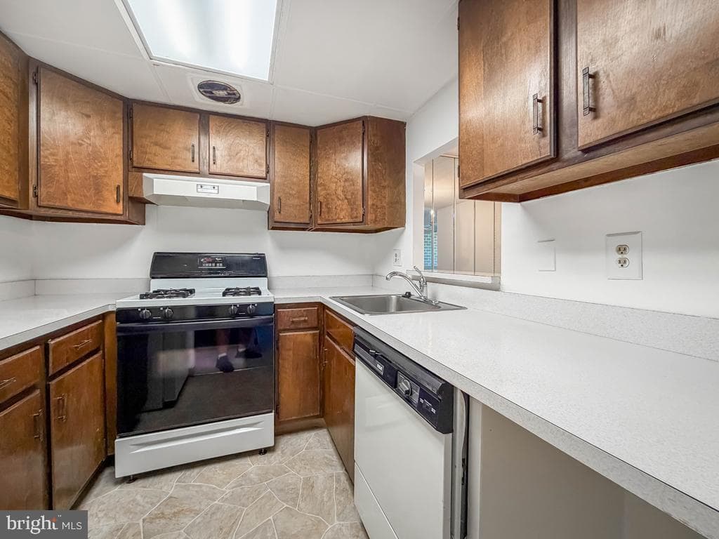 17205 Delaire Landing Road #205 photo 14