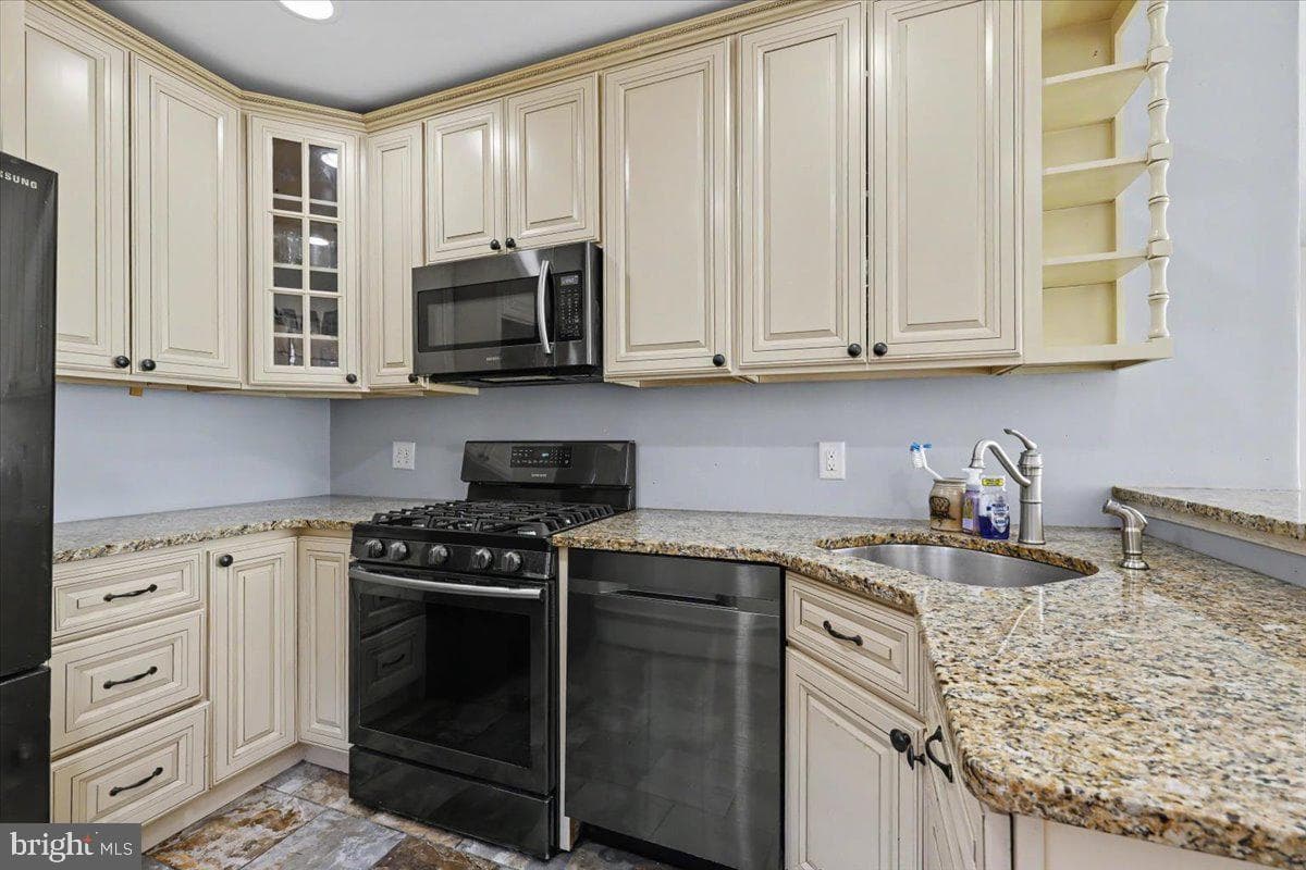 8512 Frontenac Street photo 4