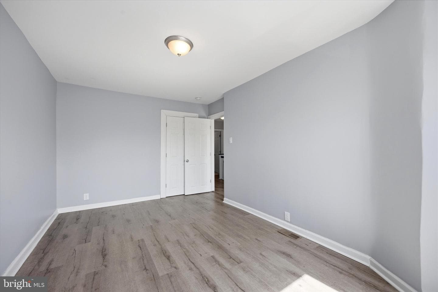 5439 Windsor Street photo 20