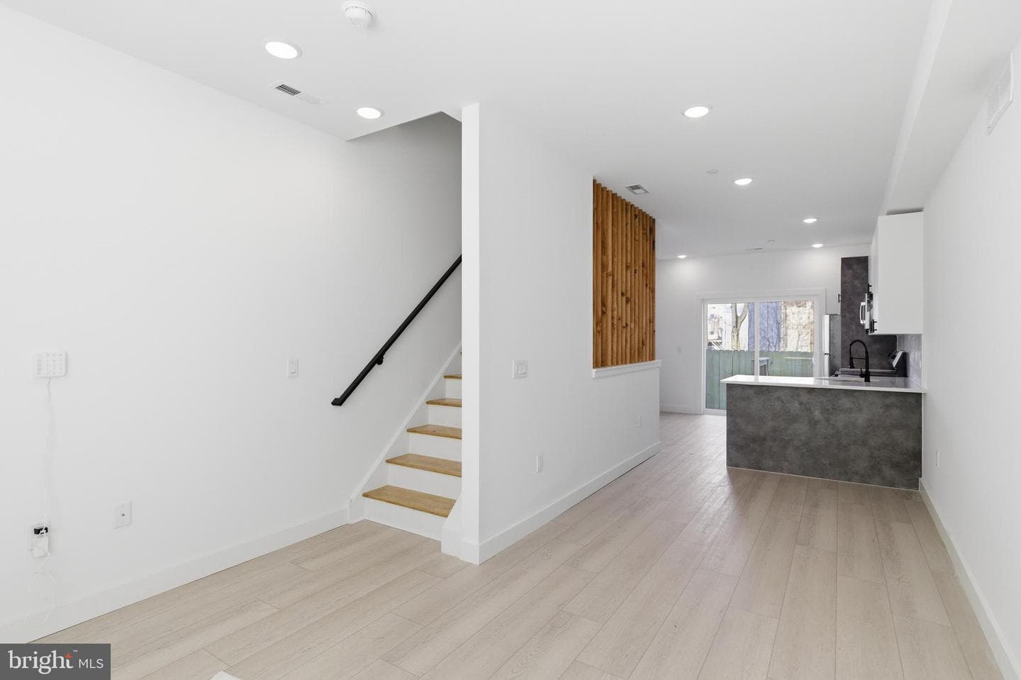 1032 W Orleans Street photo 4