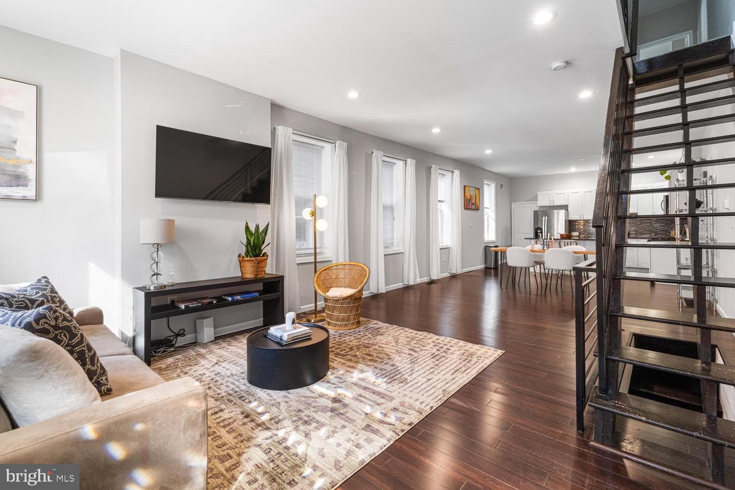 159 E Mayland Street photo 2