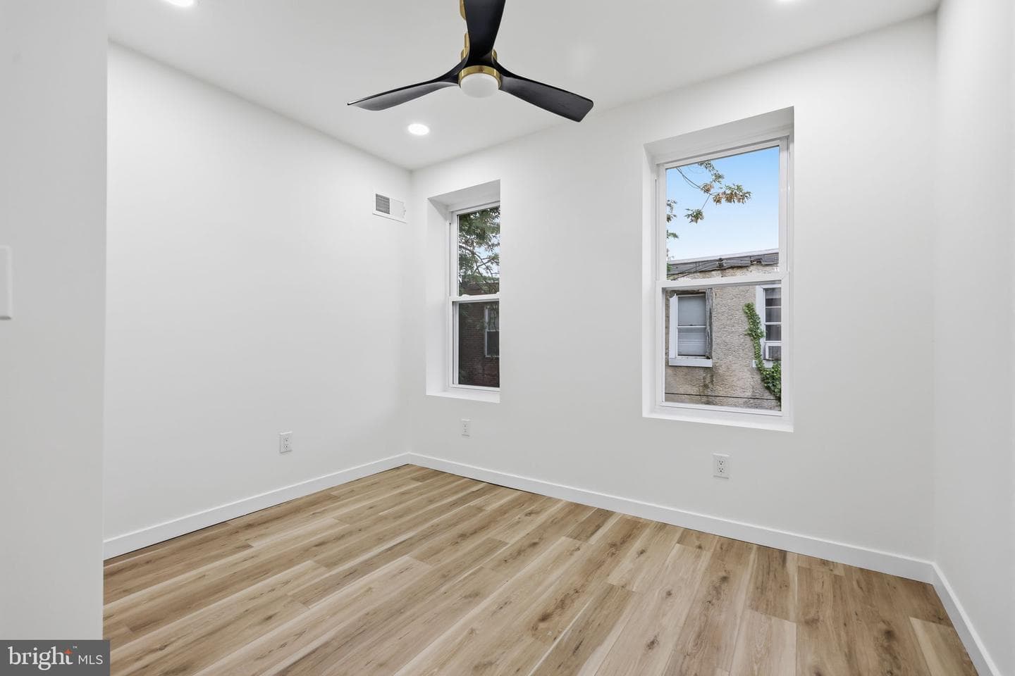 1322 S Lindenwood Street photo 22