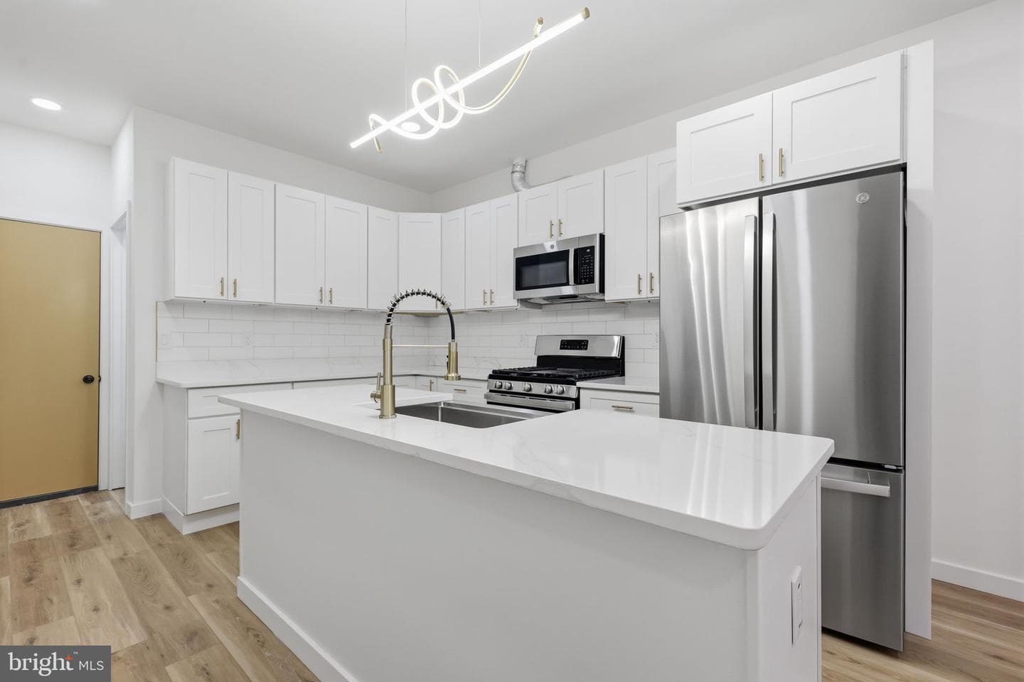 1322 S Lindenwood Street photo 8