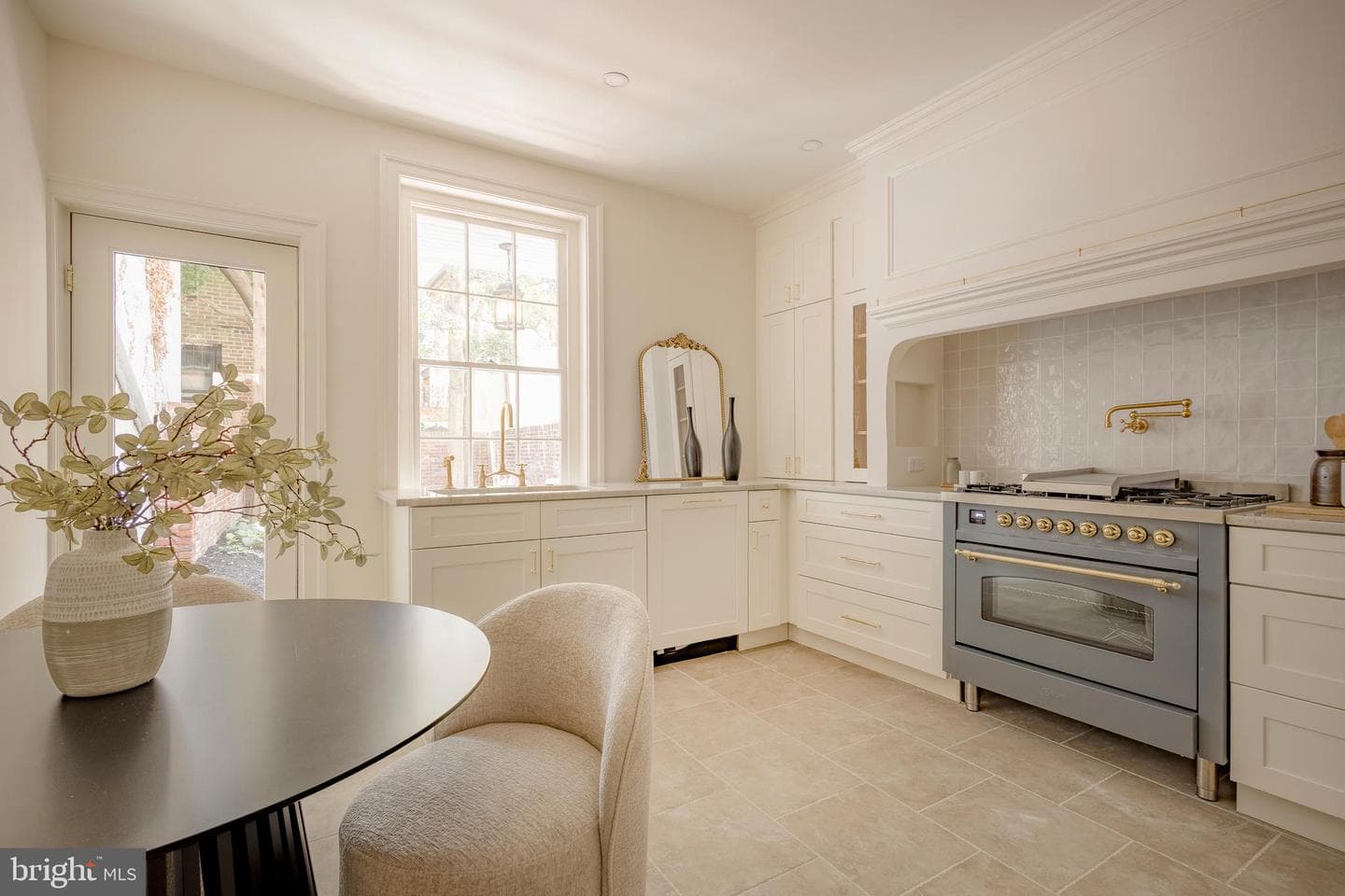 514 Delancey Street photo 8