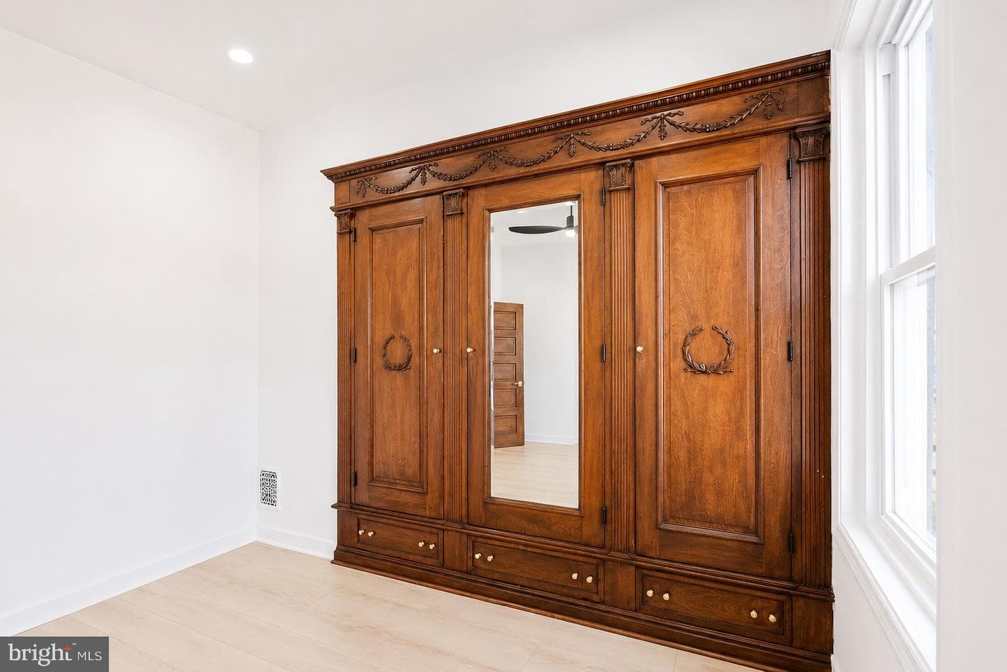 1519 N Dover Street photo 10